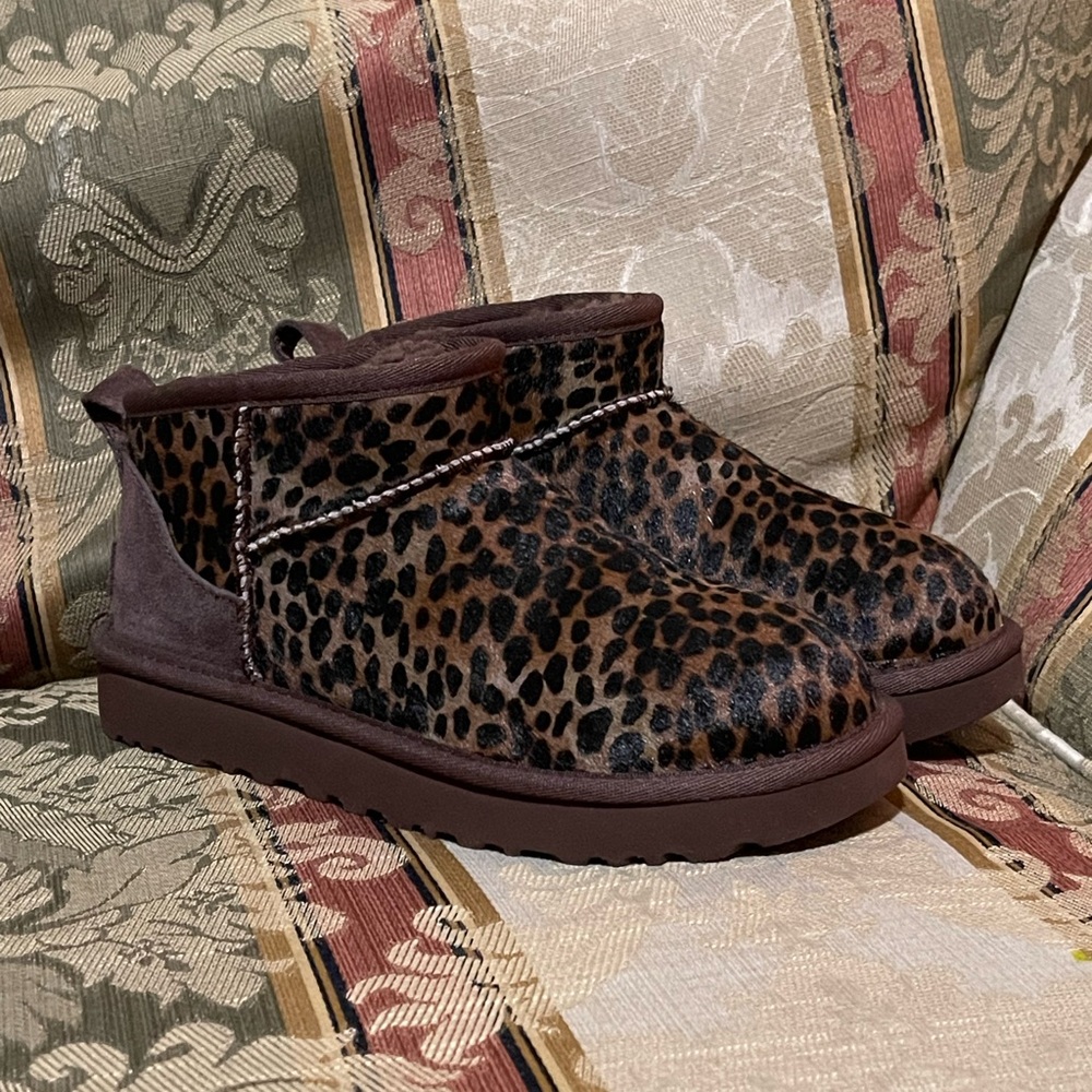 UGG Classic Ultra Mini Caspian boots in leopard print. Size 5 Women 
N22-08